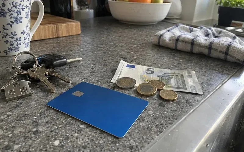 Bank card and euro cash for an eBesucher bank payout