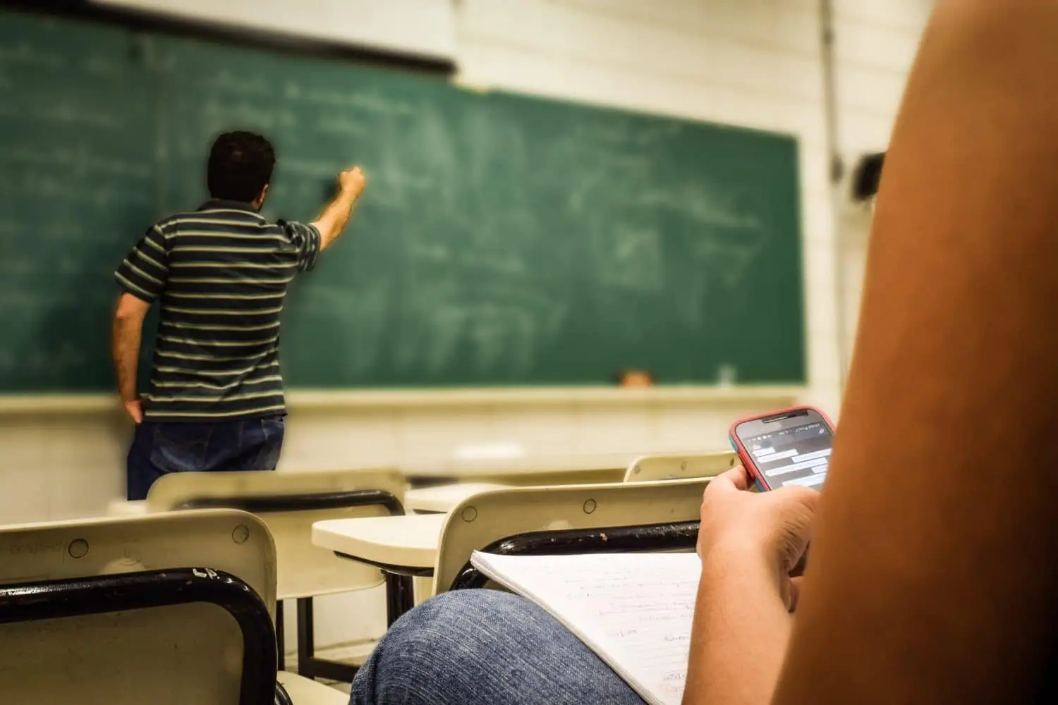 25+ Easy Ways to Make Money at School (Student Tested)
