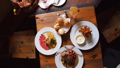 12 Free Apps That Give You Cash Back at Restaurants