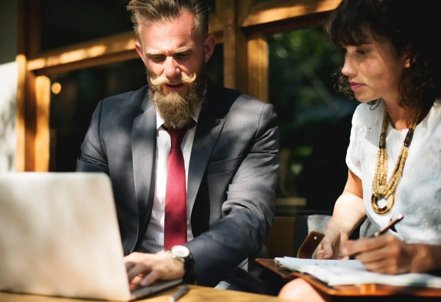 10 Virtual Assistant Jobs That Pay Well ($20+/Hour From Home)